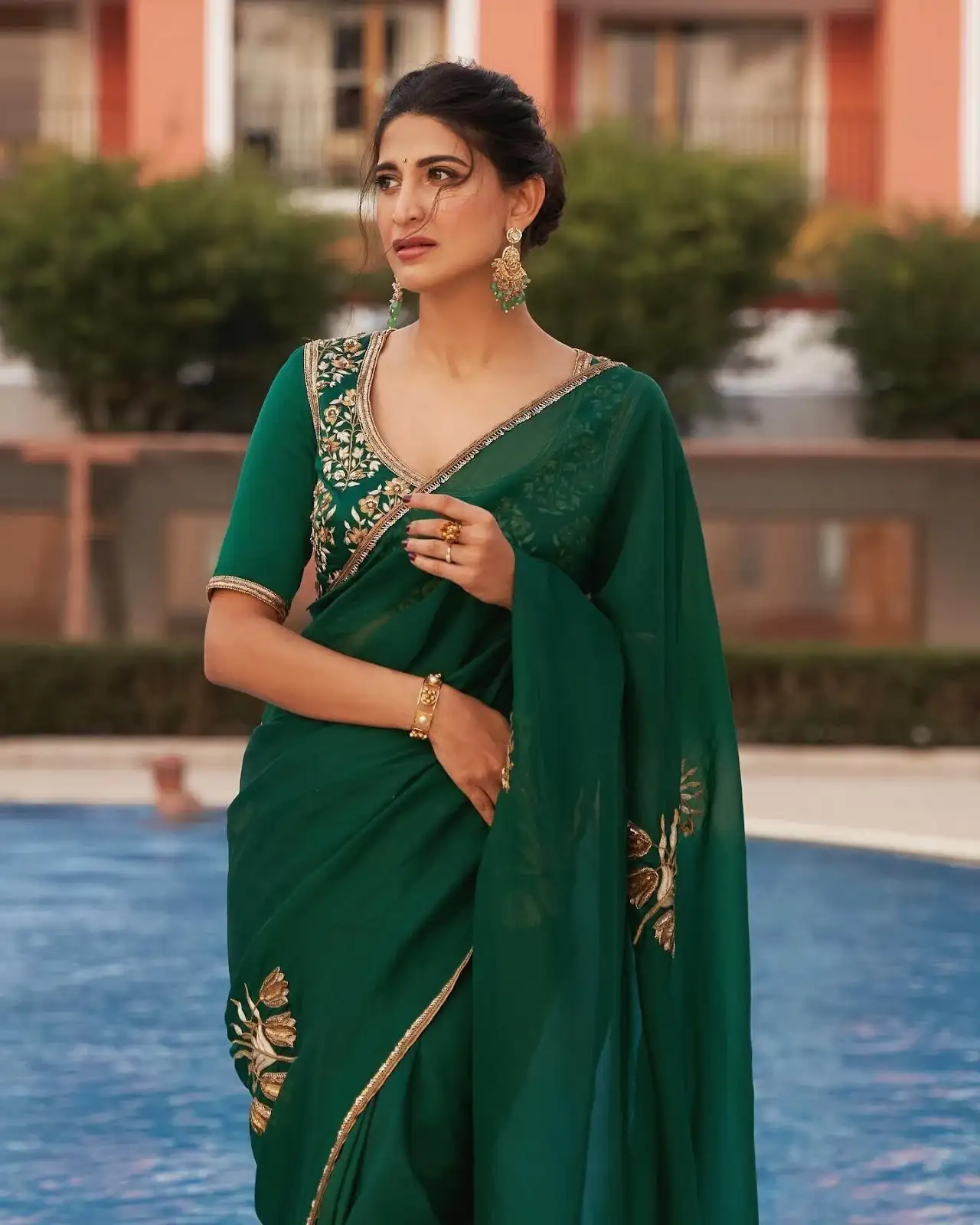 INDIAN MODEL AAHANA KUMRA PHOTOSHOOT IN GREEN SAREE 5